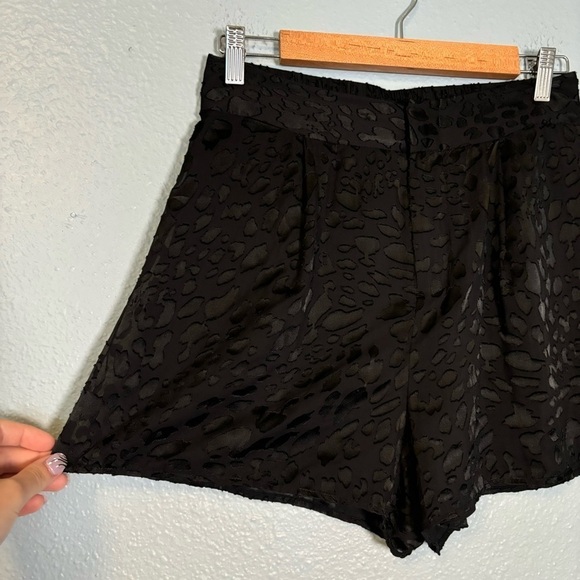 Good American Women's Midnight Black Leopard Print Satin Burnout Shorts Size 26‎ - Picture 6 of 11